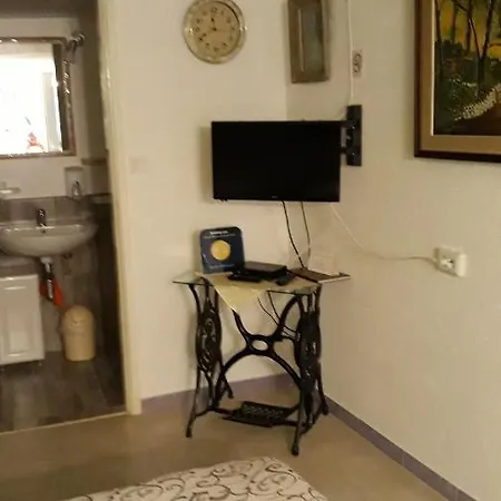 Studio Pod Lipom * Roč