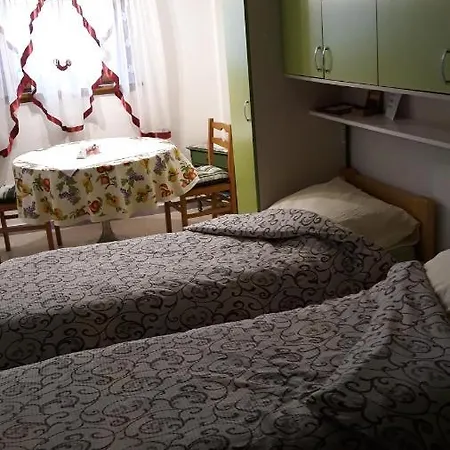 Studio Pod Lipom * Roč